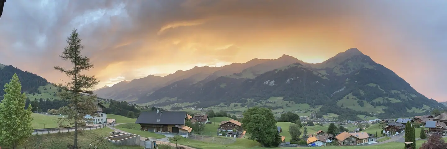 Blick aus dem Fenster in Scharnachtal auf die Berge, rechts der Niesen