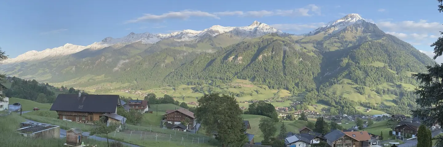 Blick aus dem Fenster in Scharnachtal auf die Berge, rechts der Niesen