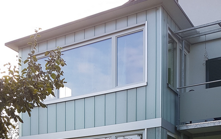 Balkonverglasung an einem Wohnhaus